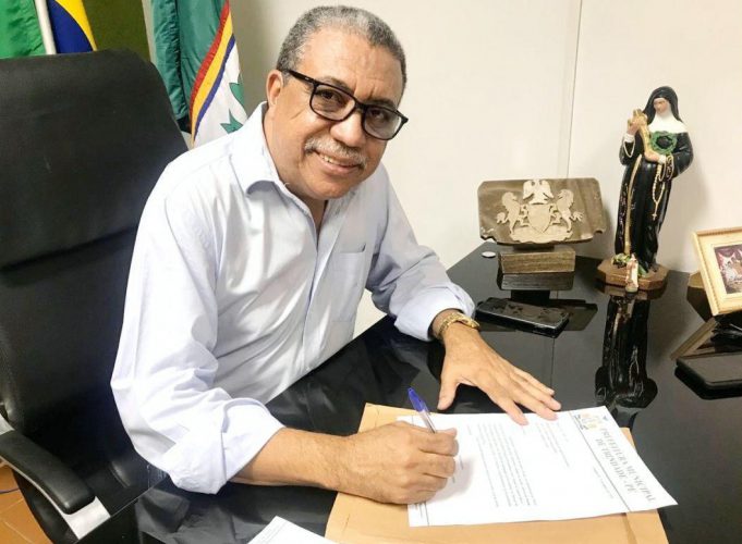 PREFEITO DE TRINDADE REAJUSTA SALÁRIO DOS PROFESSORES