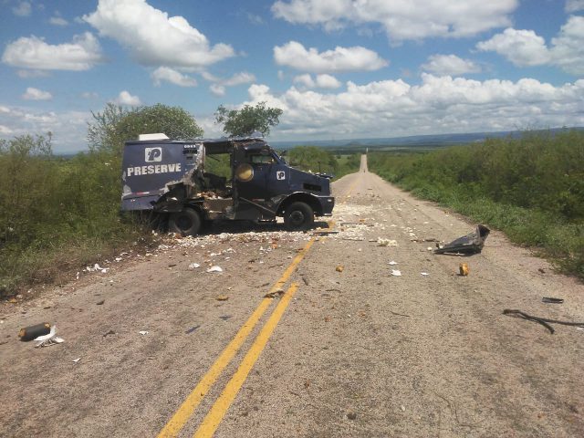 CARRO-FORTE É ALVO DE EXPLOSÃO ENTRE MOREILÂNDIA E SERRITA