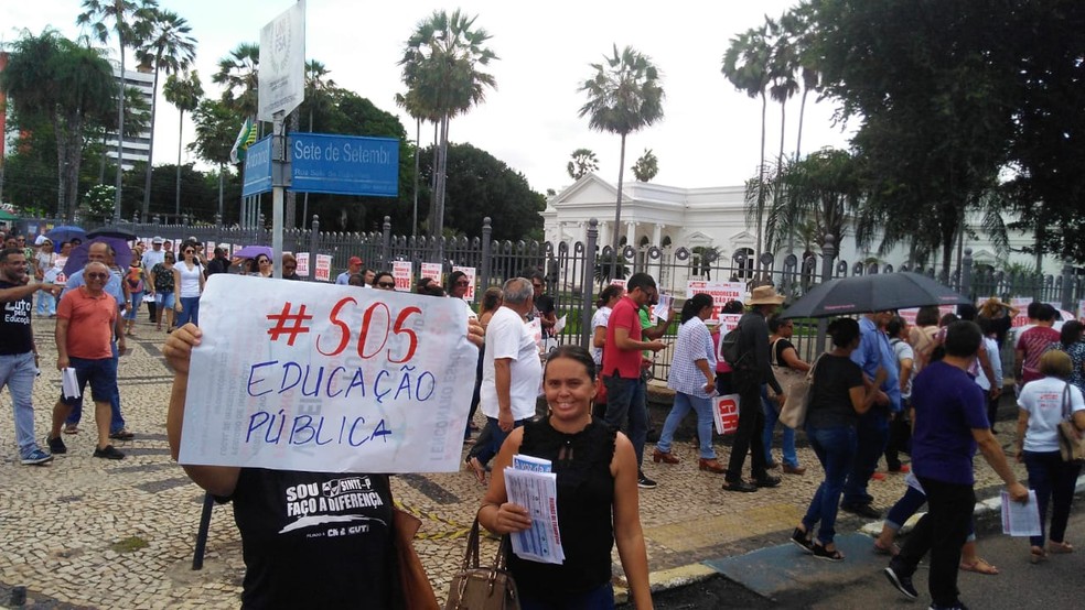 PROFESSORES DA REDE ESTADUAL FAZEM PROTESTO E DEFLAGRAM GREVE NO PIAUÍ