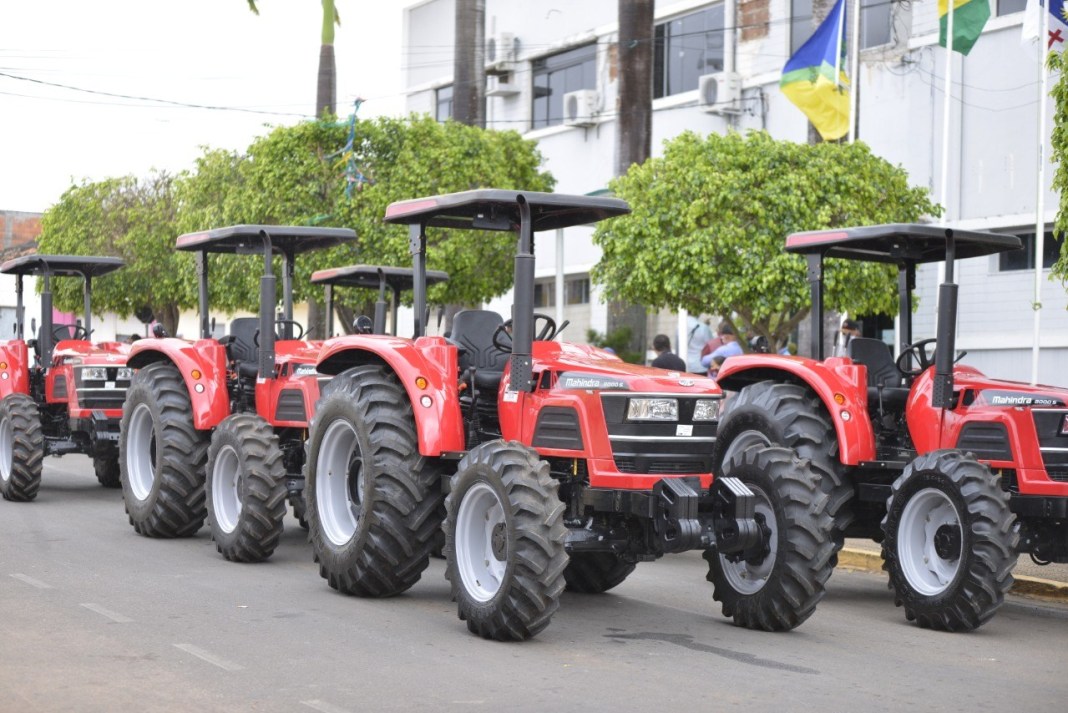 PREFEITURA DE ARARIPINA ENTREGA TRATORES PARA ASSOCIAÇÕES RURAIS COM IMPLEMENTOS AGRÍCOLAS