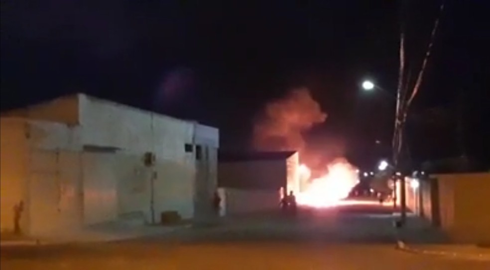 INCÊNDIO ATINGE DELEGACIA DE IPUBI NA MADRUGADA DESTA SEXTA-FEIRA (4)