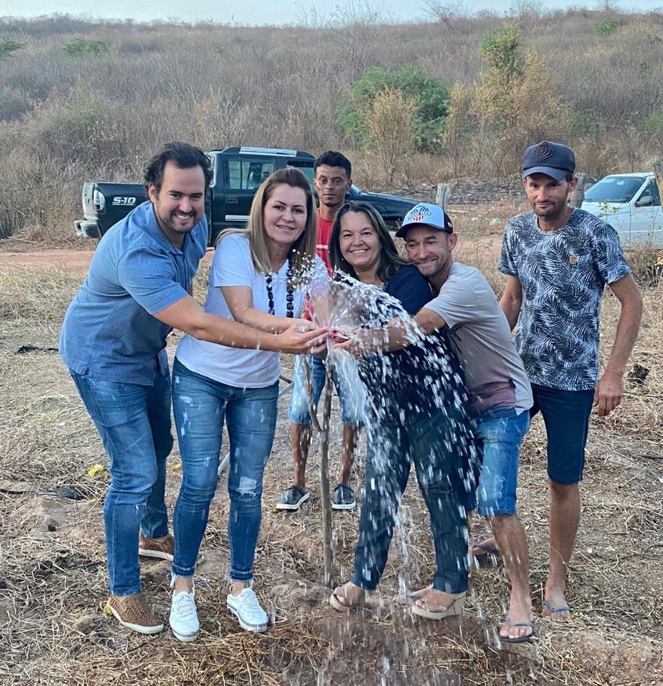 DEPUTADA ROBERTA ARRAES COMEMORA A PERFURAÇÃO DE POÇOS CONQUISTADAS ATRAVÉS DE SUAS EMENDAS