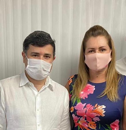 ROBERTA ARRAES E EDUARDO DA FONTE ENTREGAM AMBULÂNCIA UTI E TRATORES PARA A CIDADE DE ARARIPINA*