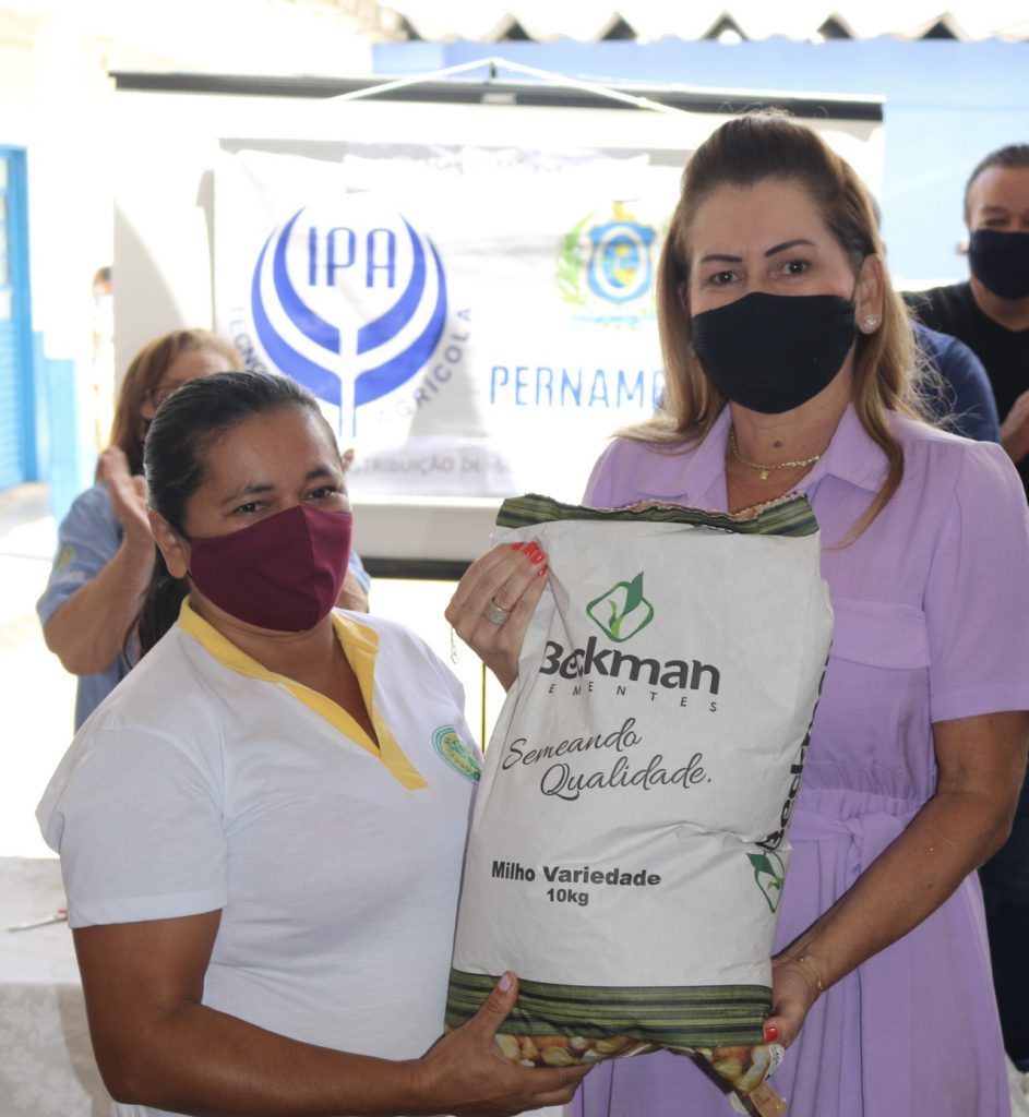ROBERTA ARRAES ENTREGA SEMENTES PARA AGRICULTORES DA REGIÃO DO ARARIPE
