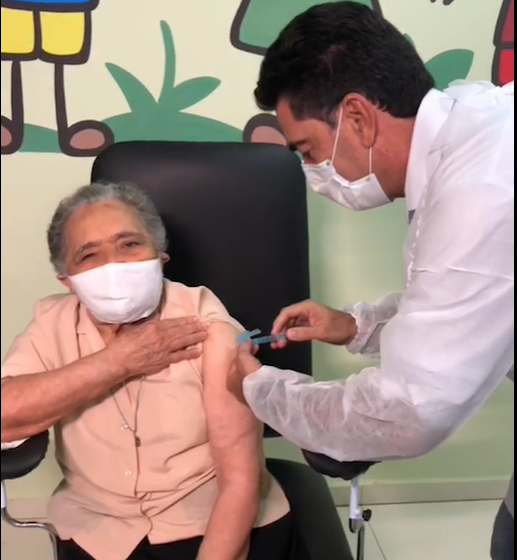 IRMÃ REGINA FOI A PRIMEIRA PESSOA A SER VACINADA CONTRA COVID-19 EM ARARIPINA