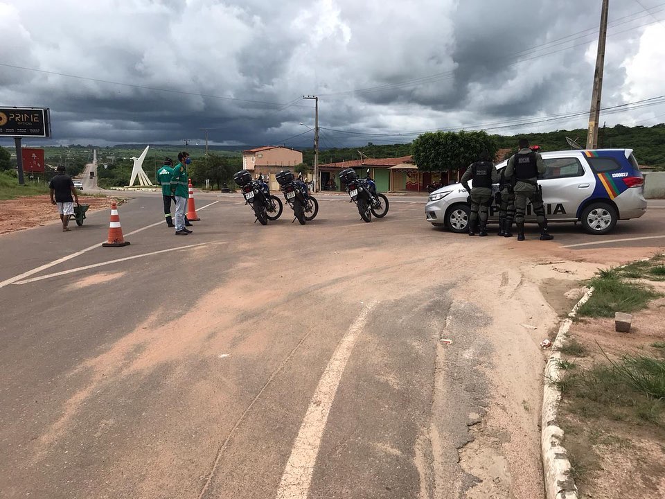 PREFEITURA DE ARARIPINA BLOQUEA ENTRADA DE VANS DE OUTROS MUNICÍPIOS