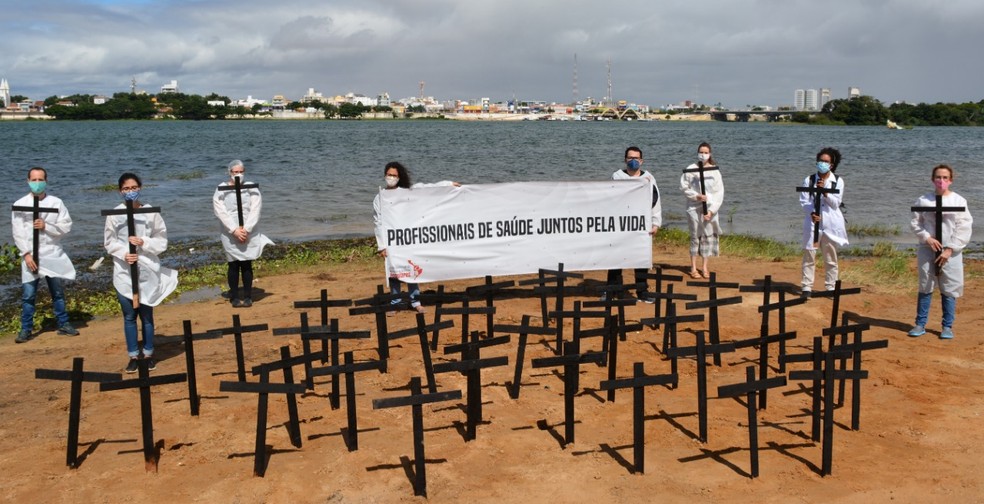MÉDICOS FIXAM CRUZES PRETAS ÀS MARGENS DO RIO SÃO FRANCISCO EM ATO PELAS VÍTIMAS DA COVID-19
